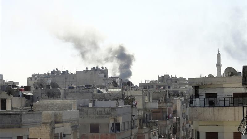 Pilonnage du quartier de Khalidiya, à Homs, dans le nord de la Syrie, dimanche. La France a appelé la Russie et la Chine à ne pas faire obstacle à un nouveau projet de résolution du Conseil de sécurité de l'Onu prévoyant l'arrêt des violences et l'accès d