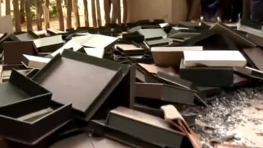 Avant de quitter Tombouctou, les islamistes n'ont pas manqué de mettre le feu à la bibliothèque renfermant des centaines de milliers de manuscrits.