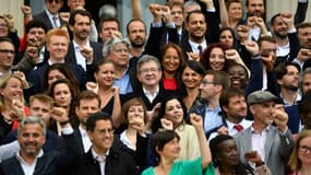 Jean-Luc Mélenchon (c), avec les députés  LFI et de la Nupes, devant l'Assemblée nationale, le 21 juin 2022 à Paris