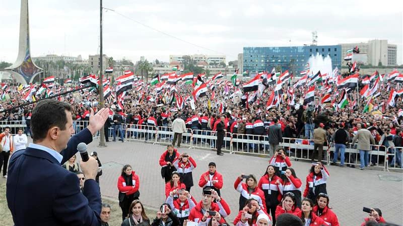 Confronté depuis dix mois à des manifestations antigouvernementales, le président syrien Bachar al Assad s'est exprimé mercredi place des Omeyyades, au coeur de la capitale, et a assuré que la Syrie triompherait des "comploteurs étrangers". /Photo prise l
