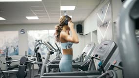 Une femme en train de marcher sur un tapis en salle de sport (Photo d'illustration).