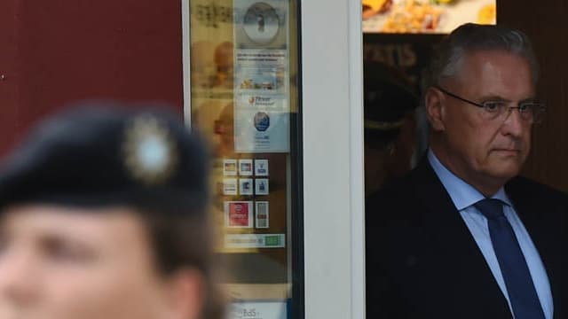 Le ministre de l'Intérieur allemand (premier plan) Thomas de Maizière et Joachim Herrmann à la sortie du centre commercial Olympia-Einkaufszentrum de Munich le 23 juillet 2016.