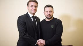 Emmanuel Macron et Volodymyr Zelensky, le 27 janvier 2025 à la suite des commémorations du 80e anniversaire de la libération du camp de concentration et d'extermination nazi allemand d'Auschwitz-Birkenau.