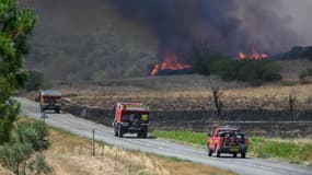 Les pompiers interviennent lors d'un feu de forêt près de Bizanet, dans l'Aude, le 30 juin 2025.
