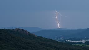 Un orage se forme dans le ciel (illustration)