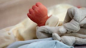 Un nourrisson dans son berceau le 5 juin 2001 au service maternité de l'hôpital franco-britannique de Levallois-Perret (Hauts-de-Seine).