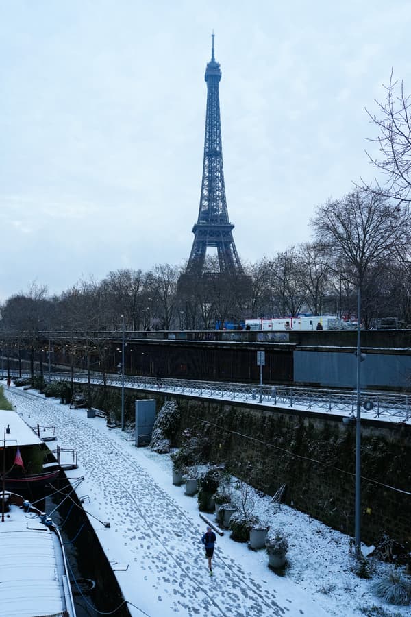 La Tour Eiffel enneigée, le 18 janvier 2024 à Paris.