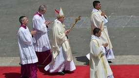 Au centre, le pape François sur la place Saint-Pierre de Rome, le 17 mai 2015