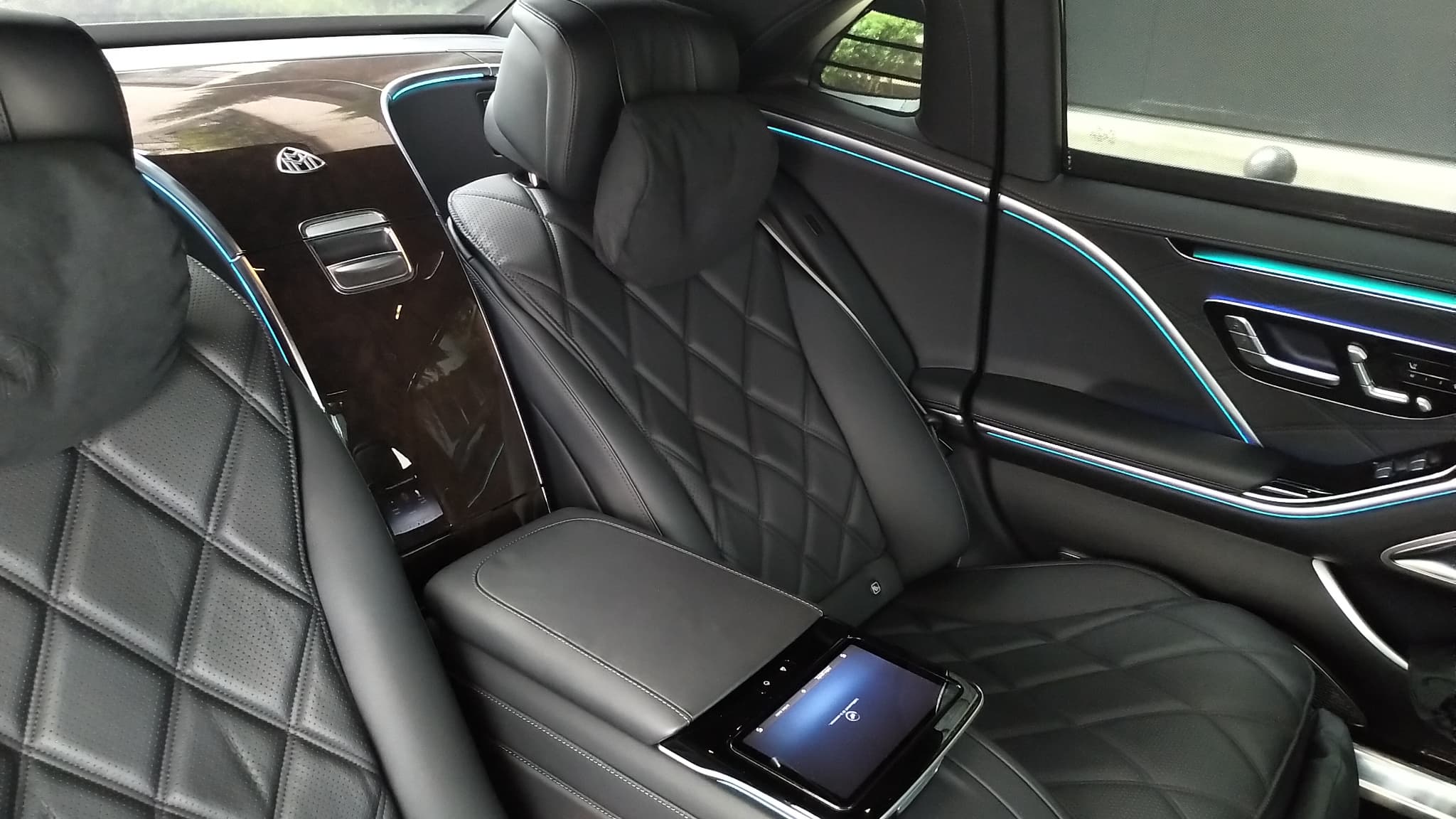 Position couchette pour une petite sieste, petits coussins ouvragés et griffés de la marque, les places arrière sont clairement les plus importantes pour cette Mercedes Maybach S680.