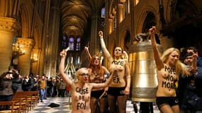 Une dizaine de militantes féministes ont manifesté seins nus mardi dans la cathédrale Notre-Dame de Paris, avant d'en être évacuées sans ménagement, pour protester contre l'opposition de l'Eglise au mariage homosexuel et célébrer la démission du pape Beno
