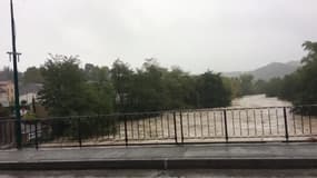 Inondations dans l'Aude : les berges submergées à Limoux - Témoins BFMTV