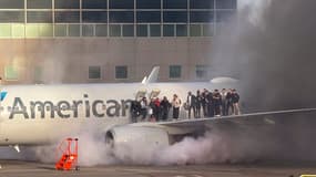 Un avion d'American Airlines évacué après qu'il a pris feu à une porte de l'aéroport international de Denver, Colorado, le 13 mars 2025.