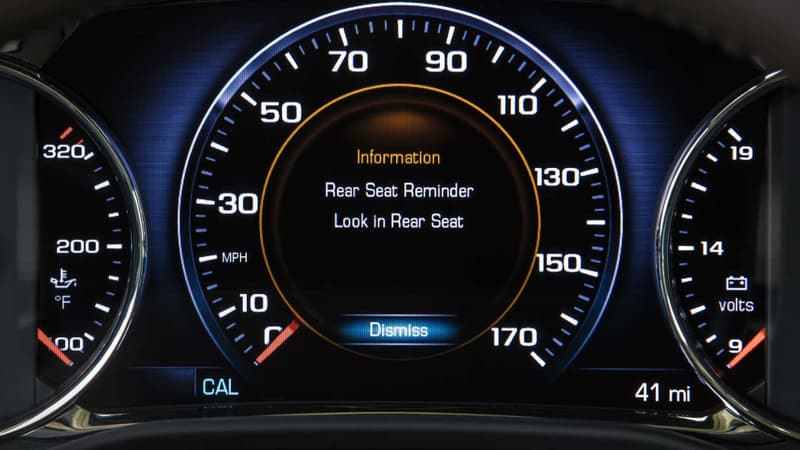 "Rappel de siège arrière, regardez à l'arrière", peut-o lire sur l'écran d'un modèle General Motors, afin d'avertir qu'un passager est installé sur la banquette.
