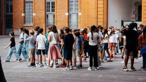 Des collégiens dans la cour de récréation font leur rentrée scolaire au collège Fermat de Toulouse. 