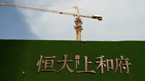 Le logo du groupe Evergrande sur un chantier à Pékin, le 13 septembre 2021  