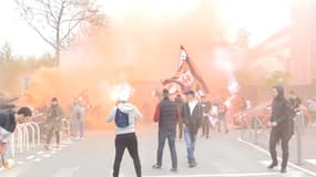 OM-Nice : Chants, fumigènes... Les supporters niçois accompagnent le bus des joueurs