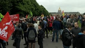 Des centaines de manifestants contre la réforme ferroviaire, beaucoup plus selon eux, sur l'esplanade des Invalides mardi 17 juin.
