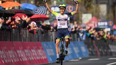 Le grimpeur tchèque Jan Hirt devance Thymen Arensman sur la ligne à Aprica lors de la 16e étape du Giro 2022. 