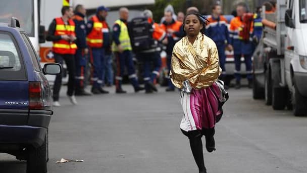 Une fillette quitte les lieux du drame dimanche après l'effondrement d'un plancher dans un lieu de culte évangélique à Stains (Seine St-Denis)