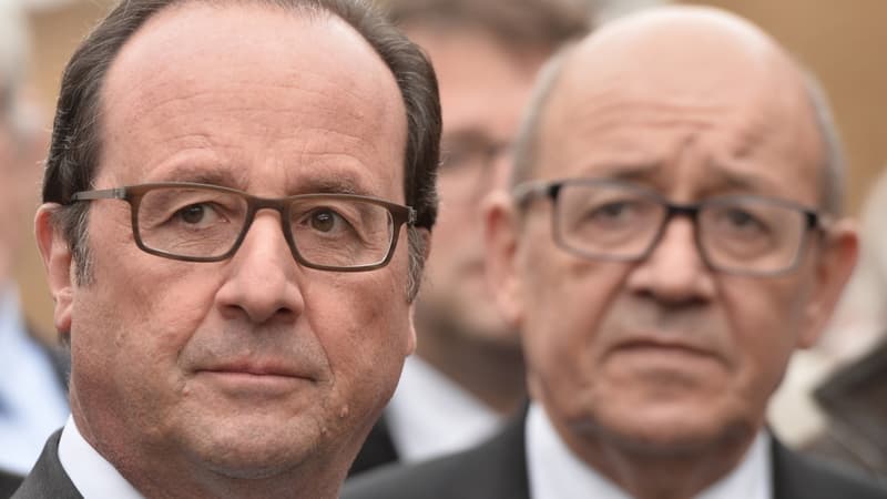 François Hollande, en compagnie du ministre de la Défense Jean-Yves Le Drian. 