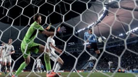 Luciano Rodriguez marque le seul but de la finale de la Coupe du monde U20 2023 opposant l'Uruguay (en bleu) et l'Italie (en blanc), le 11 juin en Argentine