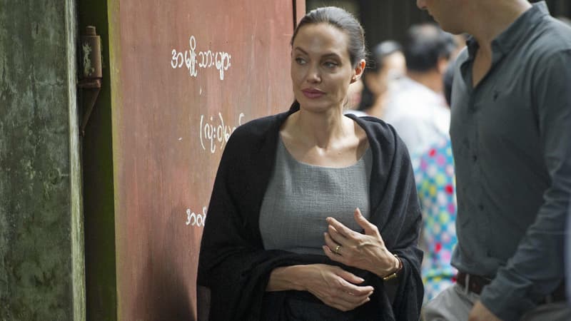La star hollywoodienne Angelina Jolie est allée à la rencontre de travailleuses birmanes de l'industrie du textile, ce samedi. 