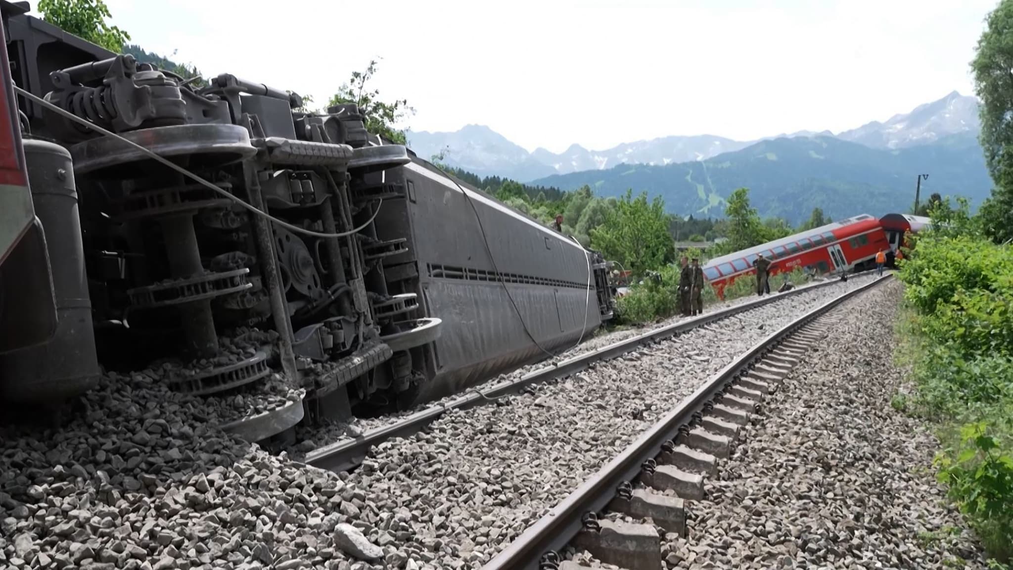 Un train a déraillé près de Garmisch-Partenkirchen, en Allemagne, faisant au moins trois morts et plusieurs blessés, le 3 juin 2022 Un train a déraillé près de Garmisch-Partenkirchen, en Allemagne, faisant au moins trois morts et plusieurs blessés, le 3 juin 2022
