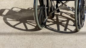 Un fauteuil roulant (illustration)