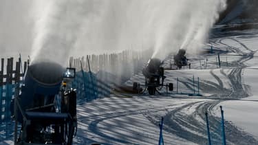 Les canons à neige ont permis à la station El Colorado de maintenir toutes ses pistes ouvertes.