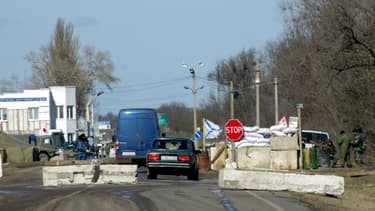 Une voiture arrêtée à un checkpoint tenu par l'armée russe pour passer en Crimée.
