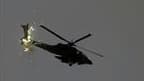 Un hélicoptère israélien lançant des leurres alors qu'il survole le nord de la bande de Gaza. Soldats et blindés israéliens ont quitté samedi la bande de Gaza après une incursion la veille durant laquelle ils ont perdu deux hommes, rapportent des témoins.