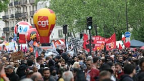 Des personnes participent à la manifestation annuelle marquant la Journée internationale du travail, également connue sous le nom de Fête des travailleurs ou 1er mai, à Paris le 1er mai 2024.