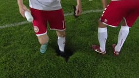 Le trou au milieu de la pelouse du Ernst-Happel-Stadion après Autriche-Danemark