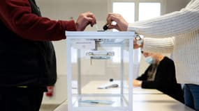 Des personnes votent (photo d'illustration)
