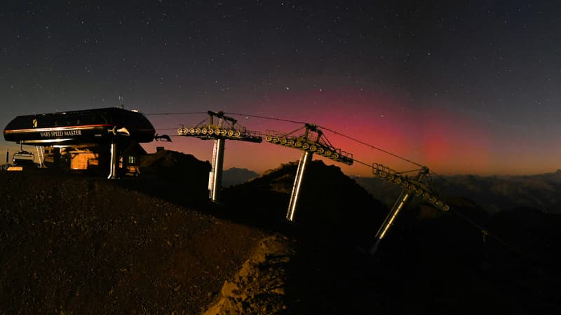 Une aurore boréale observée dans le ciel au-dessus de la station d'hiver Vars La Forêt Blanche (Hautes-Alpes) dans la nuit du dimanche 24 au lundi 25 septembre 2023.