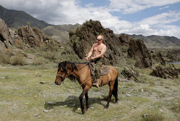 Le Premier ministre russe Vladimir Poutine monte à cheval pendant ses vacances à l'extérieur de la ville de Kyzyl, en Sibérie du Sud, le 3 août 2009. 