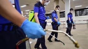 Des agents coréens vaporisent une solution antiseptique dans les locaux de la douane à l'aéroport international de Séoul, le 17 juin 2015