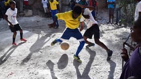 Des enfants jouant au football