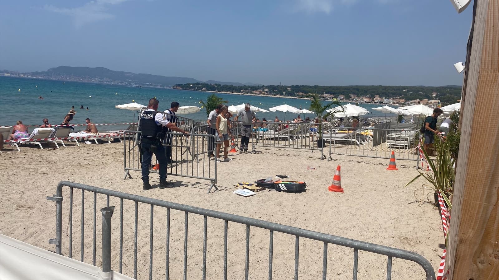 Les policiers municipaux installent des barrières autour du nid sur une plage de Saint-Cyr-sur-Mer afin de le protéger ce lundi 17 juillet au matin. Les policiers municipaux installent des barrières autour du nid sur une plage de Saint-Cyr-sur-Mer afin de le protéger ce lundi 17 juillet au matin.