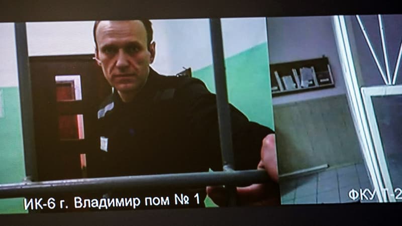 Un écran montre Alexei Navalny, opposant russe, dans un tribunal de Moscou, le 26 septembre 2023.