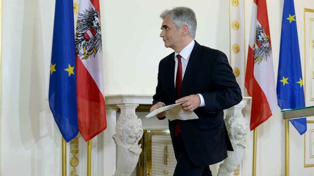 Deux semaines après la débâcle de son parti au premier tour de l'élection présidentielle, le désormais ex-chancelier Werner Faymann (ici le 9 mai 2016), a démissionné de sa fonction.