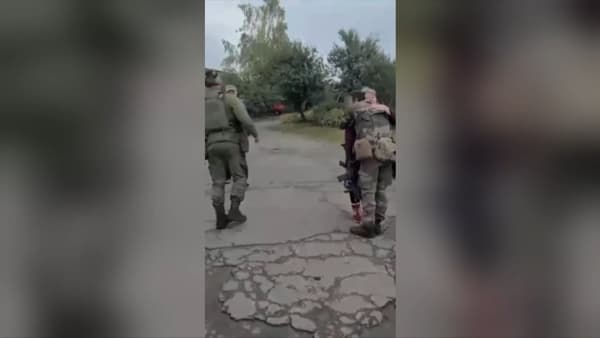 Une scène de liesse lors de la libération d'un village ukrainien, été 2022 