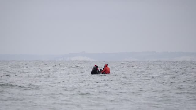 Des migrants en train de traverser la Manche en août 2020