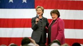 Dorothy Rodham (à droite), la mère de la secrétaire d'Etat américaine Hillary Clinton est décédée mardi à l'âge de 92 ans. Pour rester à son chevet, Hillary Clinton a annulé une tournée qui devait la conduire ce mardi à Londres. /Photo d'archives/REUTERS/