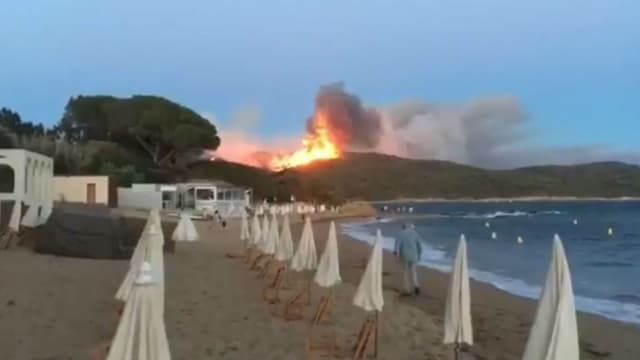 L'incendie vu depuis la plage de Gigaro, à La Croix-Valmer