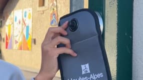 Un téléphone avec le logo du département des Hautes-Alpes