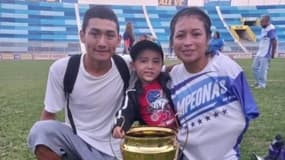 Irma Molina avec son frère Amilcar Geovanny, détenu par le régime salvadorien depuis un an et demi