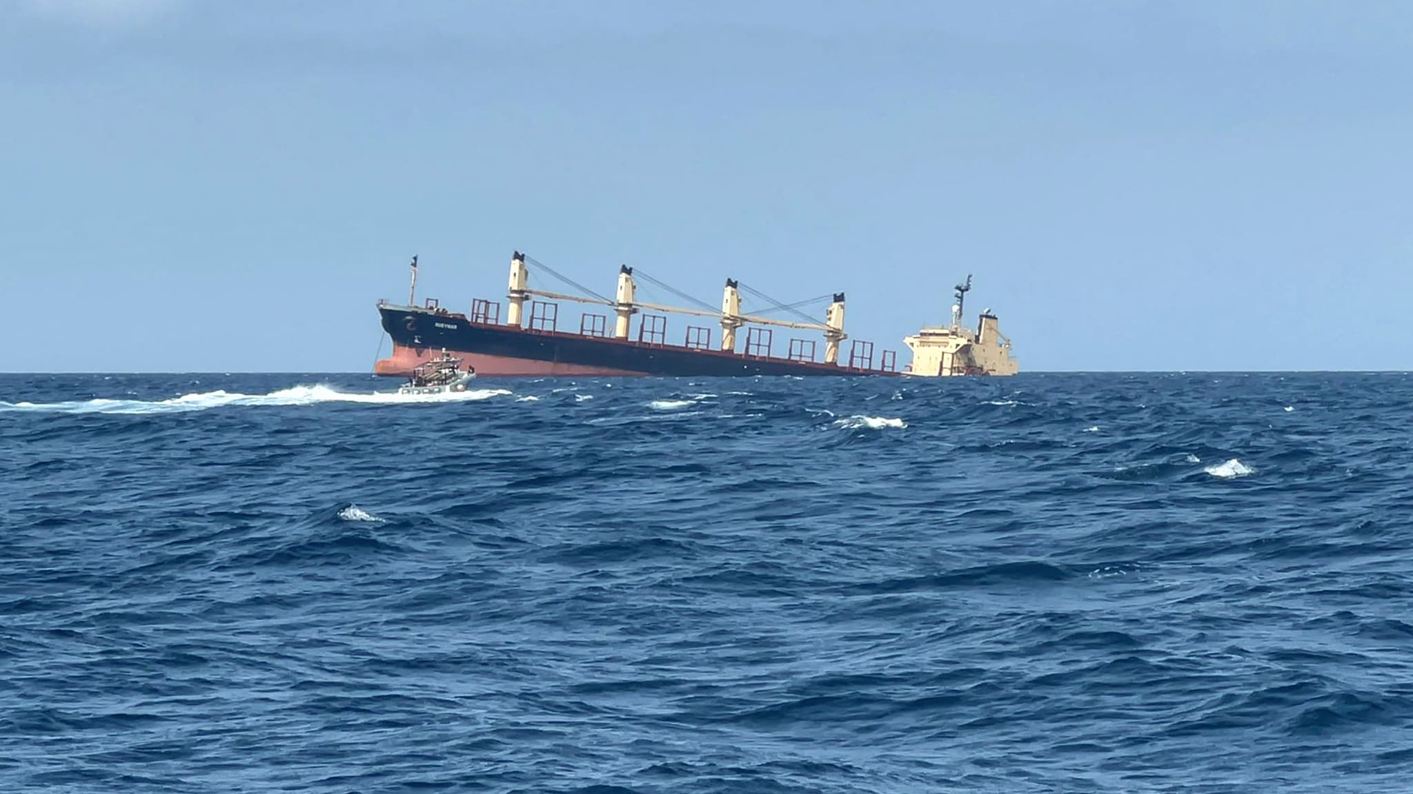 Le Rubymar coulant dans le golfe d'Aden après avoir été touché par des missiles houthis, le 26 février 2024