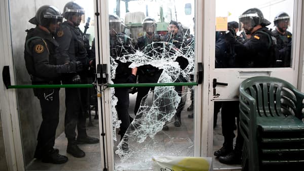 La police entre de force dans le bureau de vote de Gérone où devait voter le président de la Catalogne. La police entre de force dans le bureau de vote de Gérone où devait voter le président de la Catalogne.