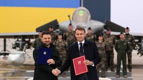 Volodymyr Zelensky et Emmanuel Macron, le 17 novembre 2025, à Vélizy-Villacoublay.